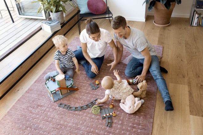 Familie som leker på gulvet