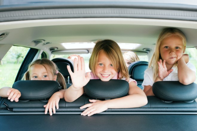 Tre jenter i baksetet av en bil